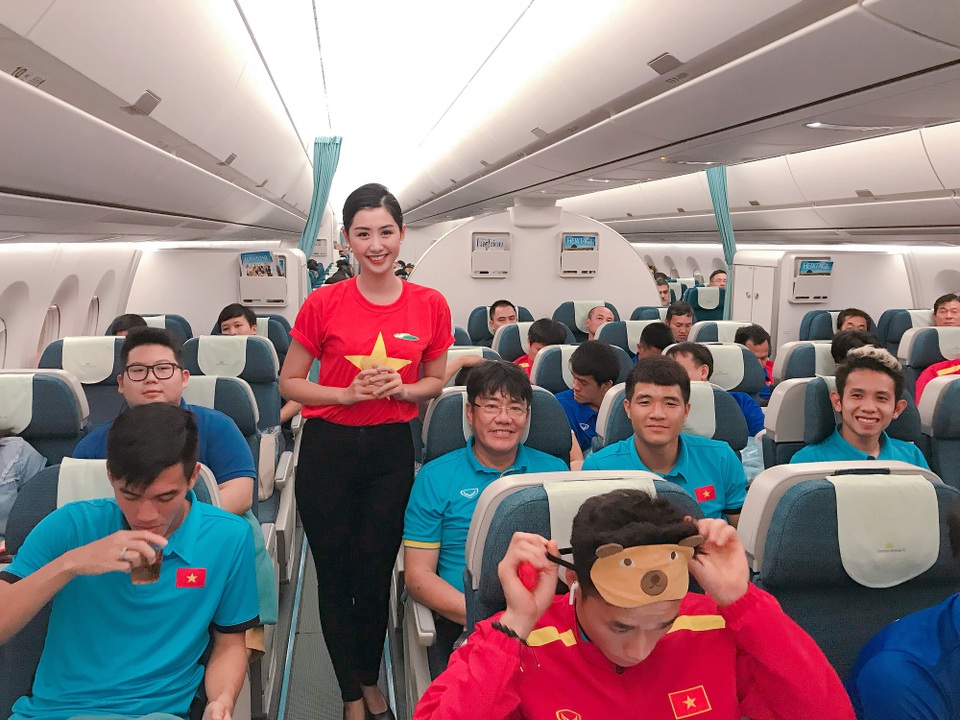 Người đẹp Hoa hậu VN làm tiếp viên trên chuyến bay của ĐT Việt Nam - 1 Người đẹp truyền thông Hoa hậu Việt Nam 2018 là tiếp viên phục vụ chuyến bay của các thành viên đội tuyển Việt Nam tối qua