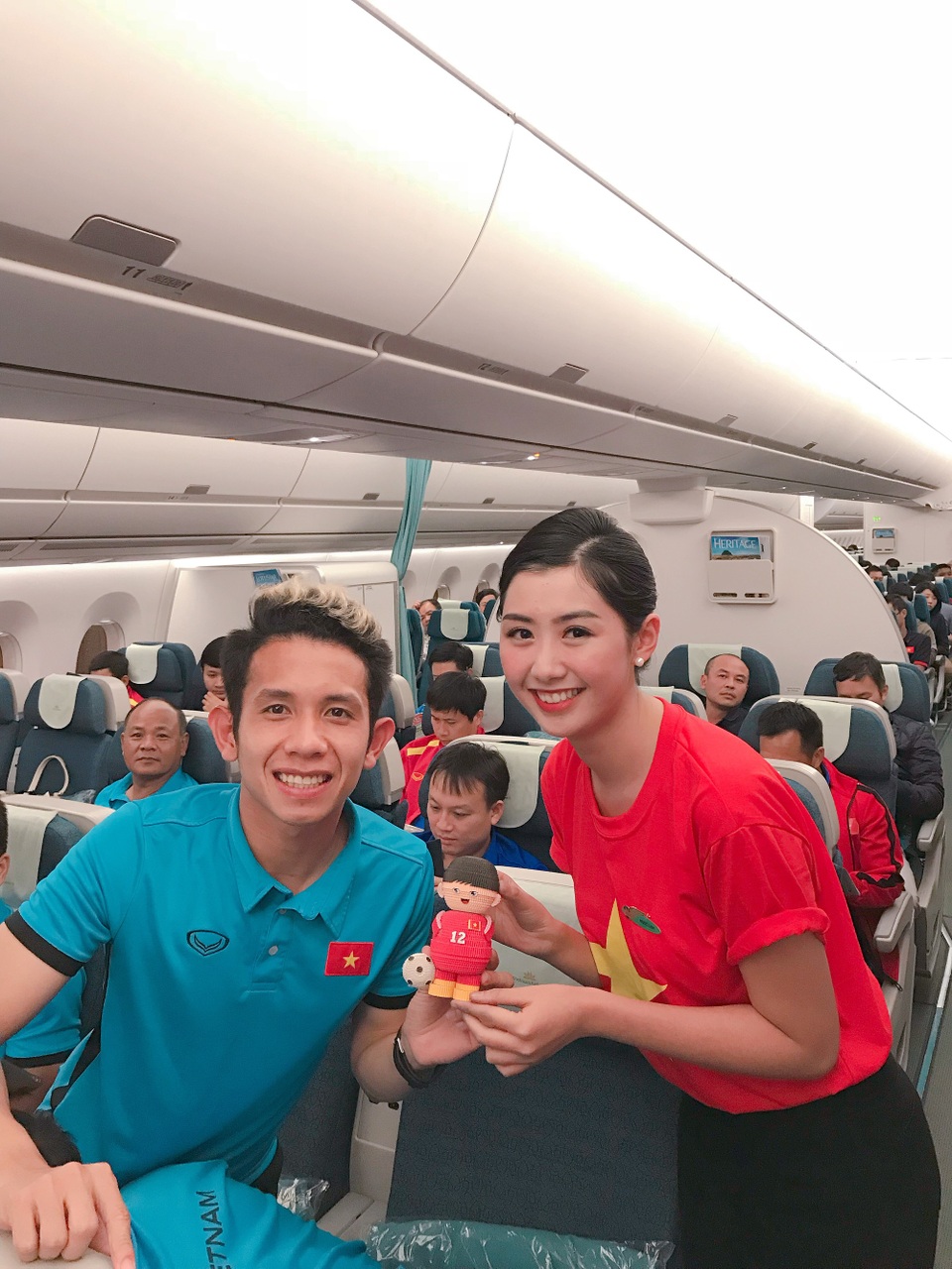 Người đẹp Hoa hậu VN làm tiếp viên trên chuyến bay của ĐT Việt Nam - 4 Món quà mà đoàn bay tặng các cầu thủ là búp bê giấy mô phỏng từ người thật. Bên cạnh đó là những chiếc bánh, bài hát cổ vũ tinh thần