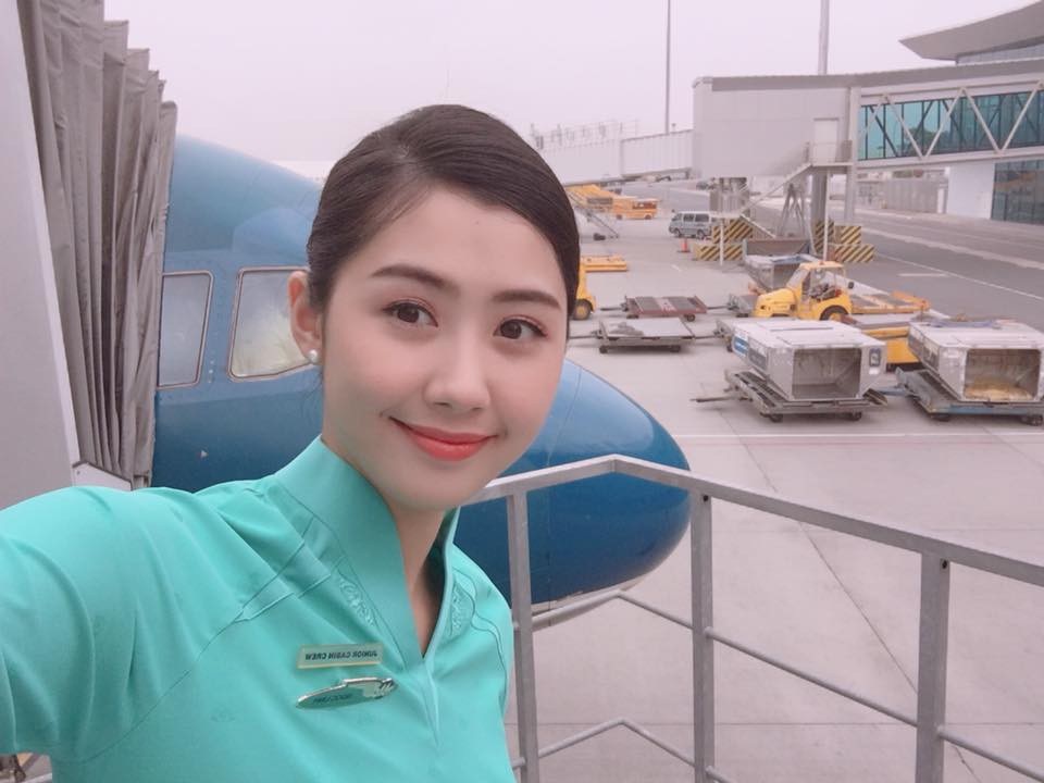 Người đẹp Hoa hậu VN làm tiếp viên trên chuyến bay của ĐT Việt Nam - 10 Người đẹp Hoa hậu VN làm tiếp viên trên chuyến bay của ĐT Việt Nam - 10