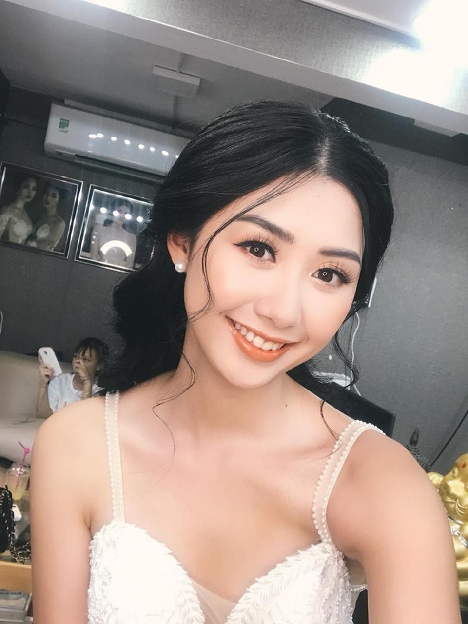Người đẹp Hoa hậu VN làm tiếp viên trên chuyến bay của ĐT Việt Nam - 13 Người đẹp Hoa hậu VN làm tiếp viên trên chuyến bay của ĐT Việt Nam - 13