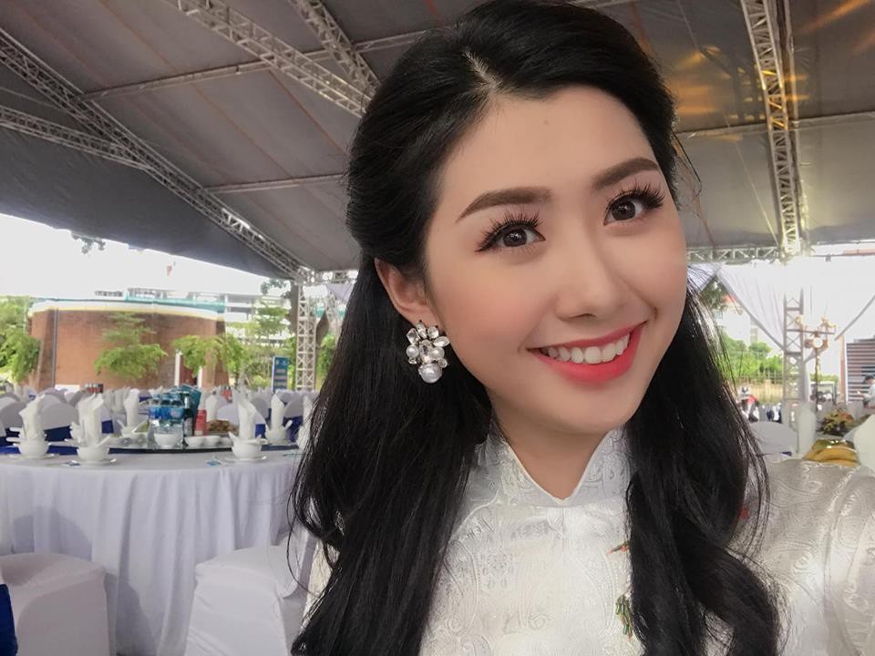 Người đẹp Hoa hậu VN làm tiếp viên trên chuyến bay của ĐT Việt Nam - 12 Người đẹp Hoa hậu VN làm tiếp viên trên chuyến bay của ĐT Việt Nam - 12