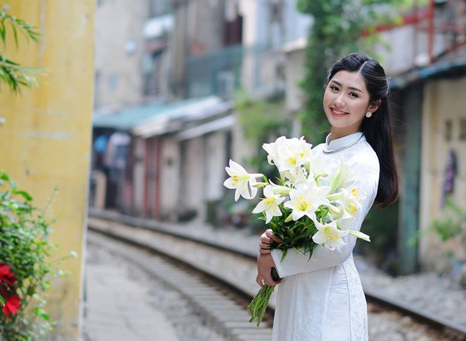 Người đẹp Hoa hậu VN làm tiếp viên trên chuyến bay của ĐT Việt Nam - 11 Người đẹp Hoa hậu VN làm tiếp viên trên chuyến bay của ĐT Việt Nam - 11
