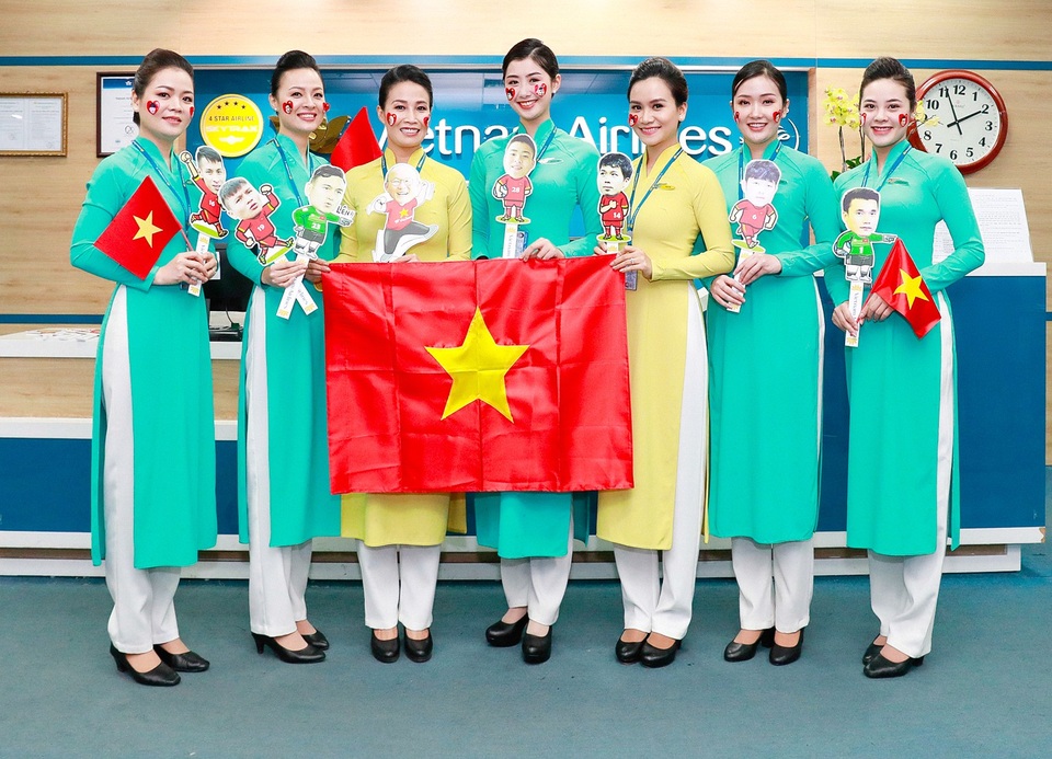 Người đẹp Hoa hậu VN làm tiếp viên trên chuyến bay của ĐT Việt Nam - 2 Ngọc Linh và đoàn bay chuẩn bị những món quà chào mừng, cổ vũ đội tuyển bóng đá Việt Nam