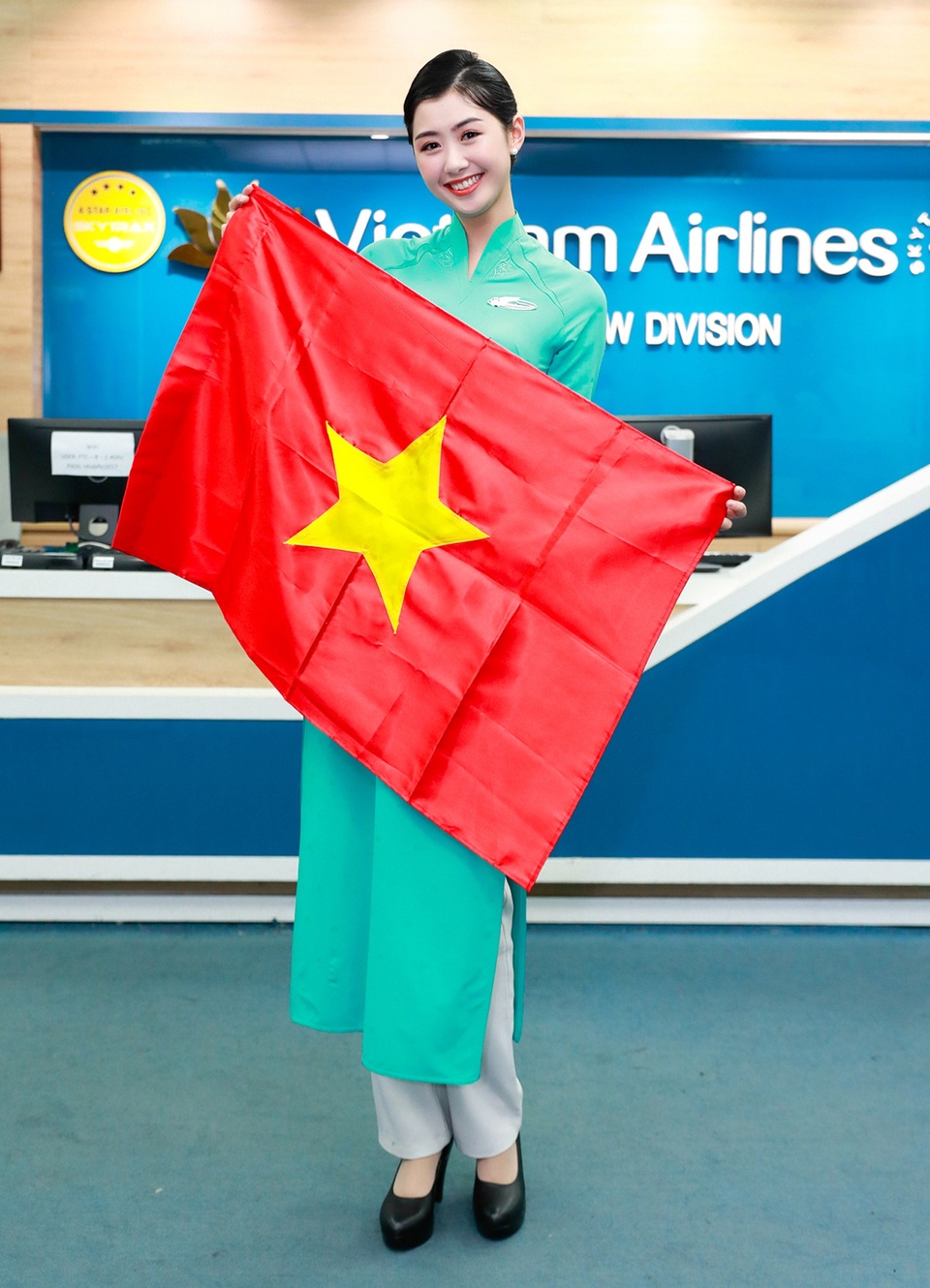 Người đẹp Hoa hậu VN làm tiếp viên trên chuyến bay của ĐT Việt Nam - 7 Những hình ảnh khác của Phạm Ngọc Linh