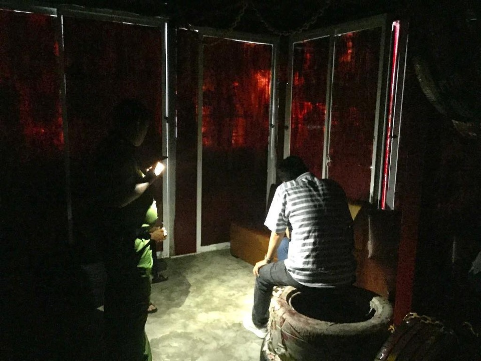 Nhóm 20 nam giới "mây mưa" đồng tính tập thể trong quán gội đầu - 2 Nhóm 20 nam giới "mây mưa" đồng tính tập thể trong quán gội đầu - 2
