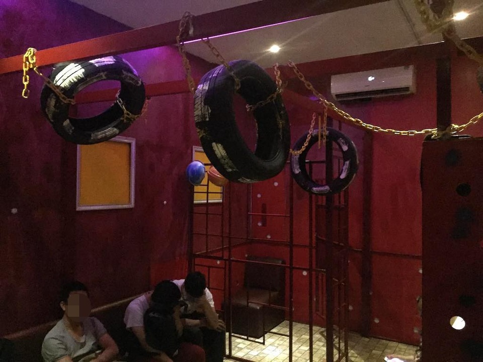Nhóm 20 nam giới "mây mưa" đồng tính tập thể trong quán gội đầu - 3
Bên trong cơ sở khi công an tiến hành kiểm tra