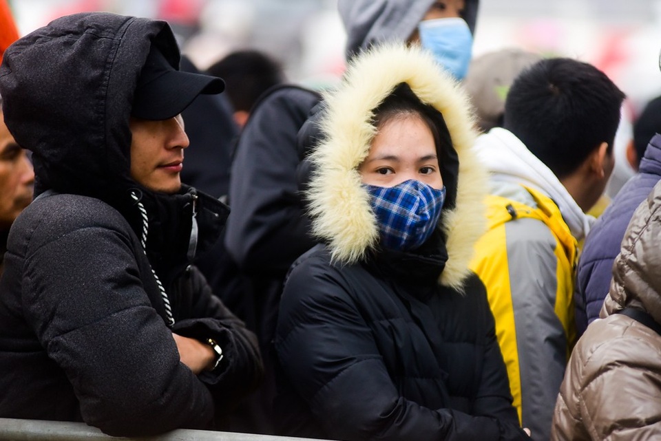 
Một số người hâm mộ đến xếp hàng mặc những chiếc áo dày để chống chọi với thời tiết giá rét.
