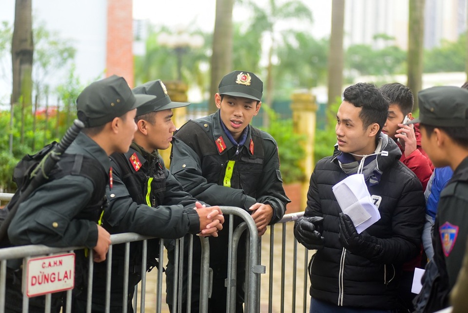 Lực lượng an ninh được tăng cường nhằm đảm bảo an ninh trật tự đối với người dân đến xếp hàng nhận vé.