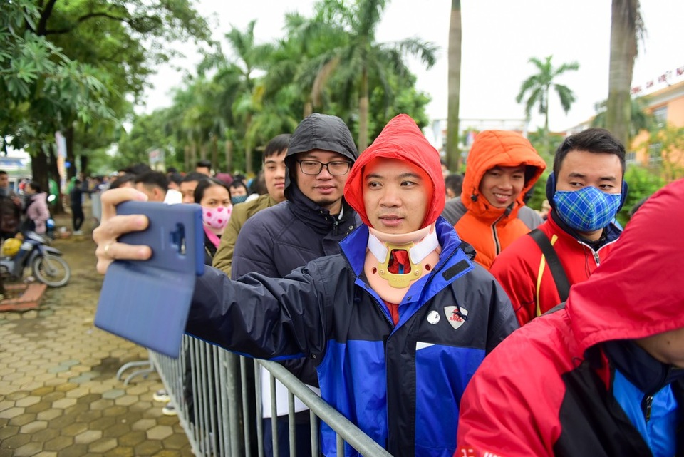 Một người hâm mộ nhanh tay chụp lại kỷ niệm xếp hàng nhận vé.