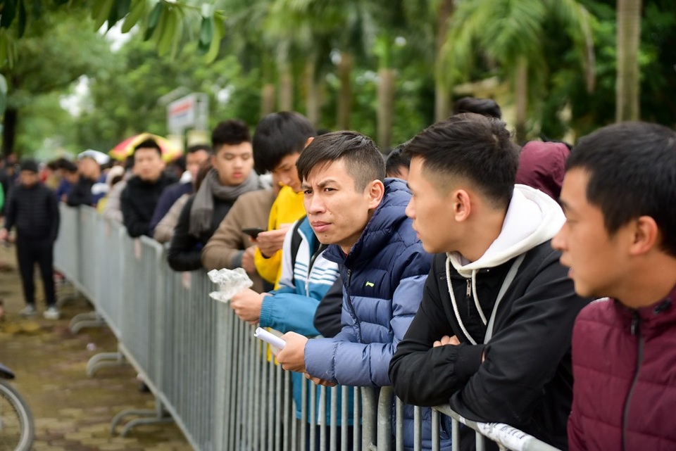 Khuôn mặt mệt mỏi của người hâm mộ khi phải xếp hàng dài chờ đợi đến lượt nhận vé.