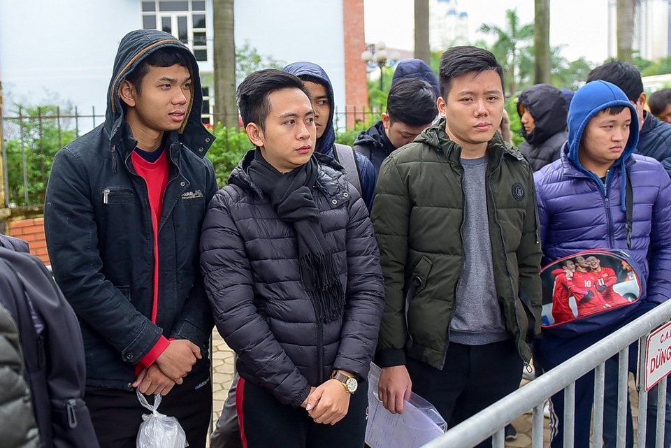 Người hâm mộ co ro trong thời tiết giá lạnh.