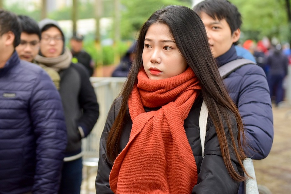 Chị Phạm Thi Mai Liên (Cầu Giấy, Hà Nội) cho biết tôi đến đây từ lúc 6 giờ sáng, thời tiết khá lạnh nhưng tôi vẫn quyết tâm đến sớm để nhận vé trước, tôi đã may mắn đặt được hai vé khán đài B. Tôi sẽ cùng bạn đi xem để cổ vũ tinh thần cho đội tuyển nhà.