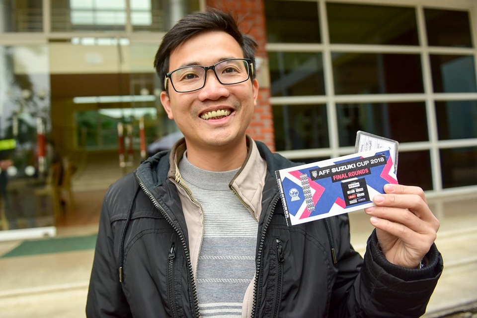 Ông Trần Xuân Thành (Quốc Oai, Hà Nội), người may mắn đặt được một cặp vé khán đài A cho biết: tôi rất vui mừng khi đặt vé thành công khi mua online, tôi mua được vé chỉ sau một phút hệ thống mở bán. Nay tôi ra nhận vé, tôi sẽ cùng con trai đi tới sân để được trực tiếp xem đội tuyển Việt Nam thi đấu.