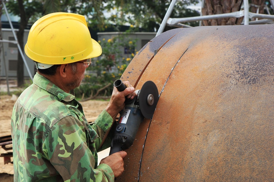 
Chủng loại ống của dự án này là ống gang dẻo, đường kính từ 1,6m-1,8m, ống được nhập từ Ấn Độ và các Tiểu vương quốc Ả rập (UAE) bằng đường biển, sau đó dùng ô tô để vận chuyển đến chân công trình.
