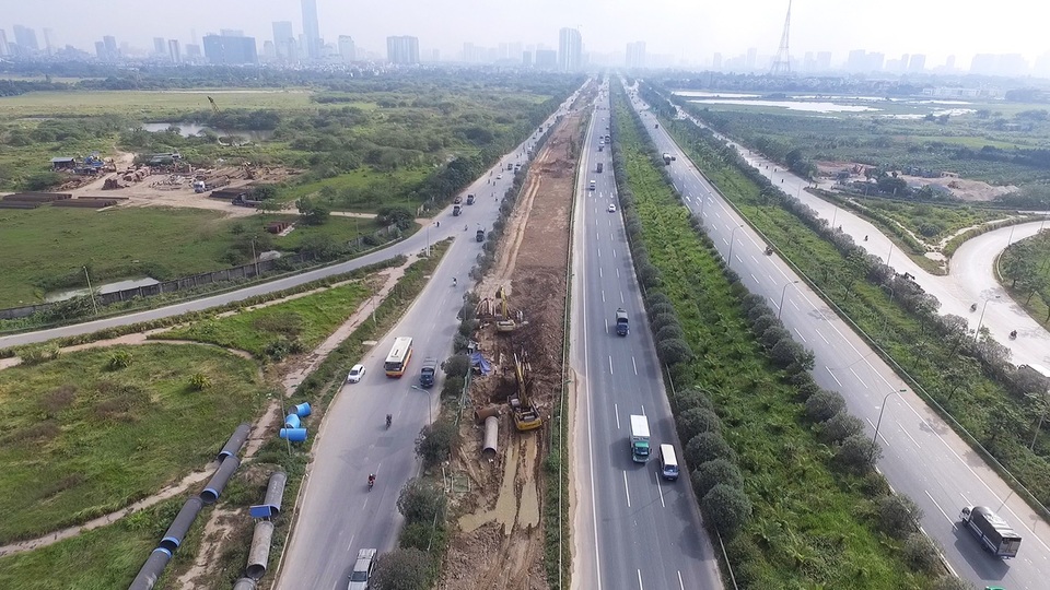 
Dự án xây dựng, lắp đặt tuyến đường ống nước sạch sông Đà số 2 chính thức được triển khai thi công từ ngày 9/5/2018. Dự kiến, đến quý IV năm 2019, công trình này sẽ hoàn thành và sẽ nâng công suất cung cấp nước sạch của Nhà máy nước sạch sông Đà từ 300.000 m3/ngày đêm lên 600.000 m3/ngày đêm.
