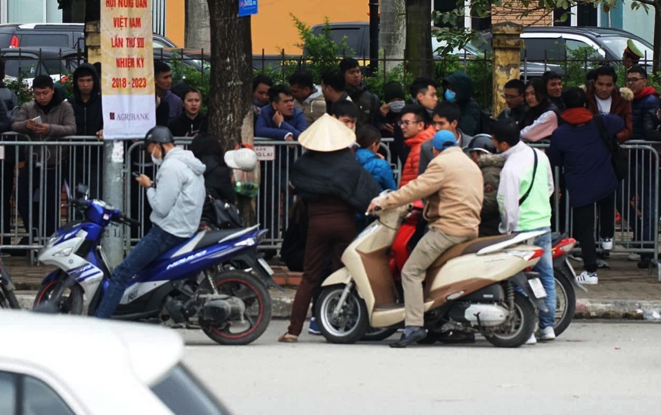 Vé trận lượt về chung kết AFF Cup tại "chợ đen" lên đến 15 triệu đồng một cặp - 1
Nơi người hâm mộ xếp hàng nhận vé mua online cũng là chỗ tác nghiệp của dân phe vé.