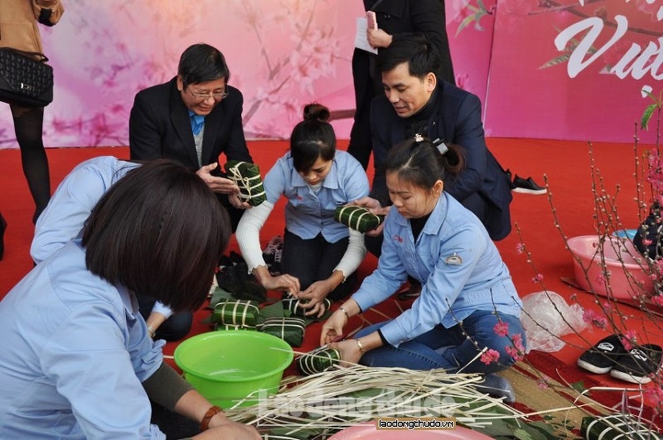 Tết trong mắt em… - 1 Phó Chủ tịch Tổng LĐLĐ VN Trần Thanh Hải và Phó Chủ tịch LĐLĐ thành phố Hà Nội Lê Đình Hùng cùng công nhân vui Tết sum vầy do LĐLĐ TP Hà Nội tổ chức.