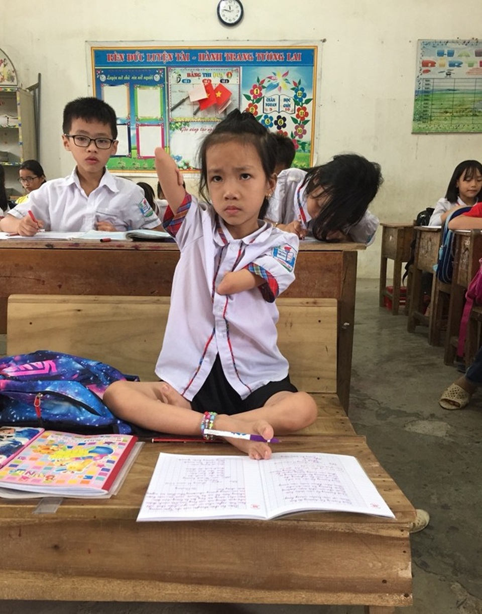 Đôi chân kỳ diệu của cô bé chim cánh cụt  - Ảnh 2.  Đôi chân kỳ diệu của cô bé chim cánh cụt  - Ảnh 2.