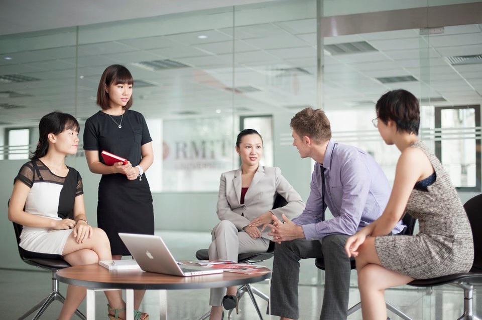Doanh nghiệp đau đầu vì cử nhân “thiếu đủ thứ” - 1
Làm việc nhóm là một trong những kỹ năng tối quan trọng để thành công trong công việc.