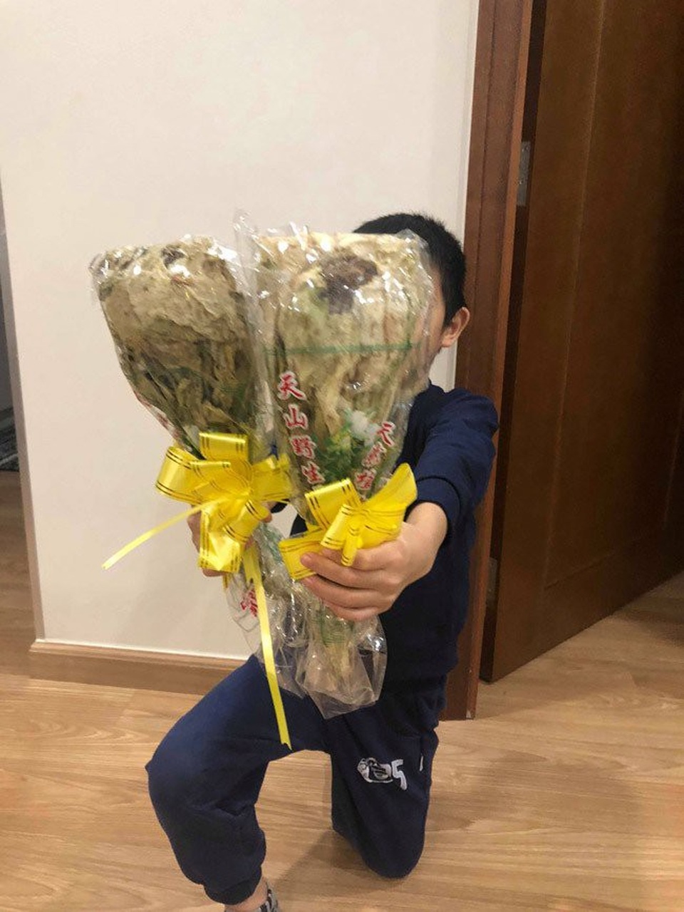 Cận cảnh bông hoa không dưới 5 triệu đồng đang được dân chơi Việt săn lùng - 15
Tại Trung Quốc, người dân coi đây là loài hoa được kết tinh từ trời và đất; Gió và mây; Núi đá và tuyết.