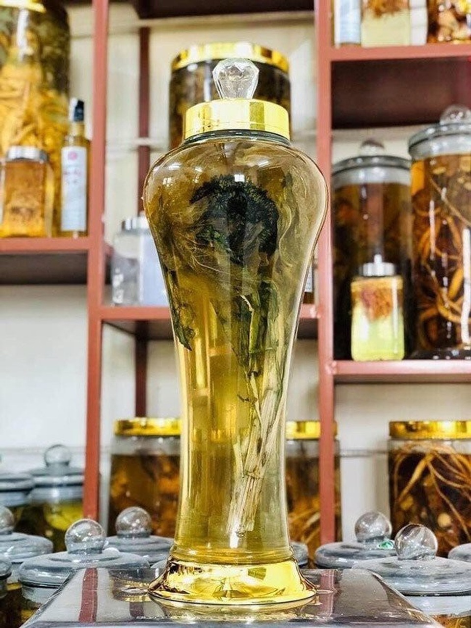 Cận cảnh bông hoa không dưới 5 triệu đồng đang được dân chơi Việt săn lùng - 16
Ngoài việc pha nước uống như trà, hiện tại đây là mặt hàng được giới nhà giàu săn lùng để về ngâm rượu.