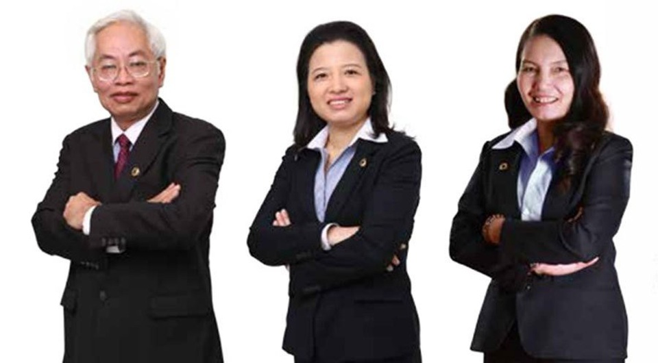 Dính án Vũ nhôm: Kết cục bi thảm của sếp nữ tóc bạc quyền lực một thời - 3
Bà Nguyễn Thị Kim Xuyến có nhiều năm đảm nhiệm cương vị Phó Tổng giám đốc của Ngân hàng Đông Á (ảnh ngoài cùng, bên phải).