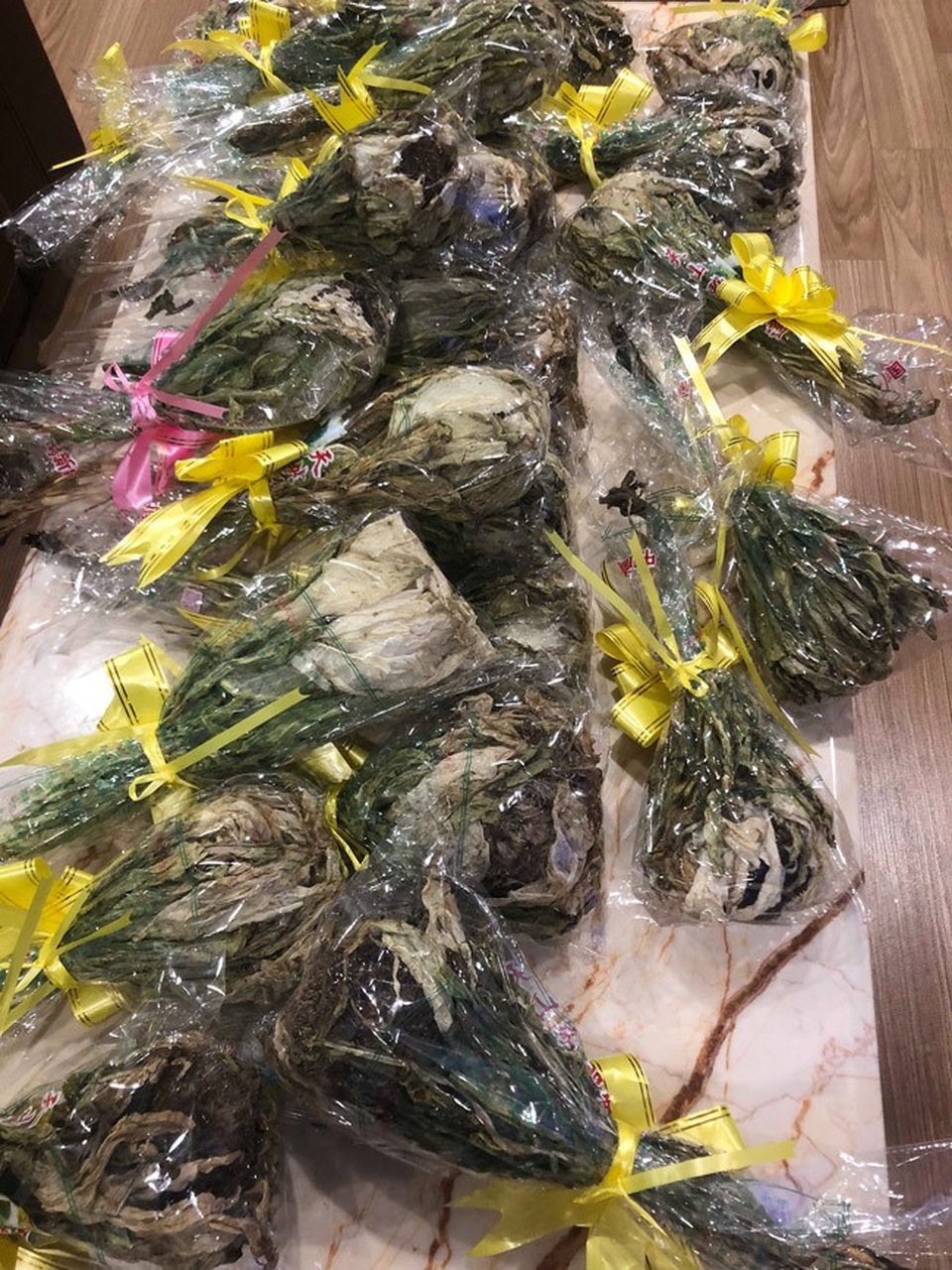 Cận cảnh bông hoa không dưới 5 triệu đồng đang được dân chơi Việt săn lùng - 4
“Tôi đặt những bông hoa này bên Trung Quốc gần một năm nay mới được 1kg. Vì hoa khô, nên nó khá nhẹ” - Chủ nhân của lô Thiên sơn tuyết liên này cho biết.