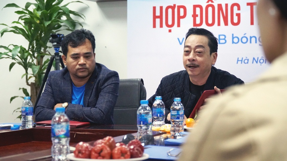 DSS Việt Nam chính thức trở thành nhà tài trợ Kim cương của CLB bóng đá nghệ sĩ V- Stars - 3 Trong buổi ký kết, DSS và V- Stars cùng lên kế hoạch cho chuỗi các hoạt động từ thiện sắp tới với mong muốn mở rộng vòng tay nhân ái, chắp cánh những ước mơ , kết nối trái tim tới trái tim.