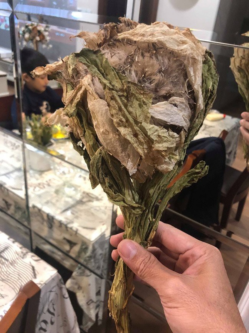 Cận cảnh bông hoa không dưới 5 triệu đồng đang được dân chơi Việt săn lùng - 5
Một bông hoa khô này nhẹ tênh, chỉ khoảng 1 lạng/bông. Tuy nhiên, theo vị đại gia này cho biết, giá của nó về đến Việt Nam không dưới 5 triệu đồng/bông.