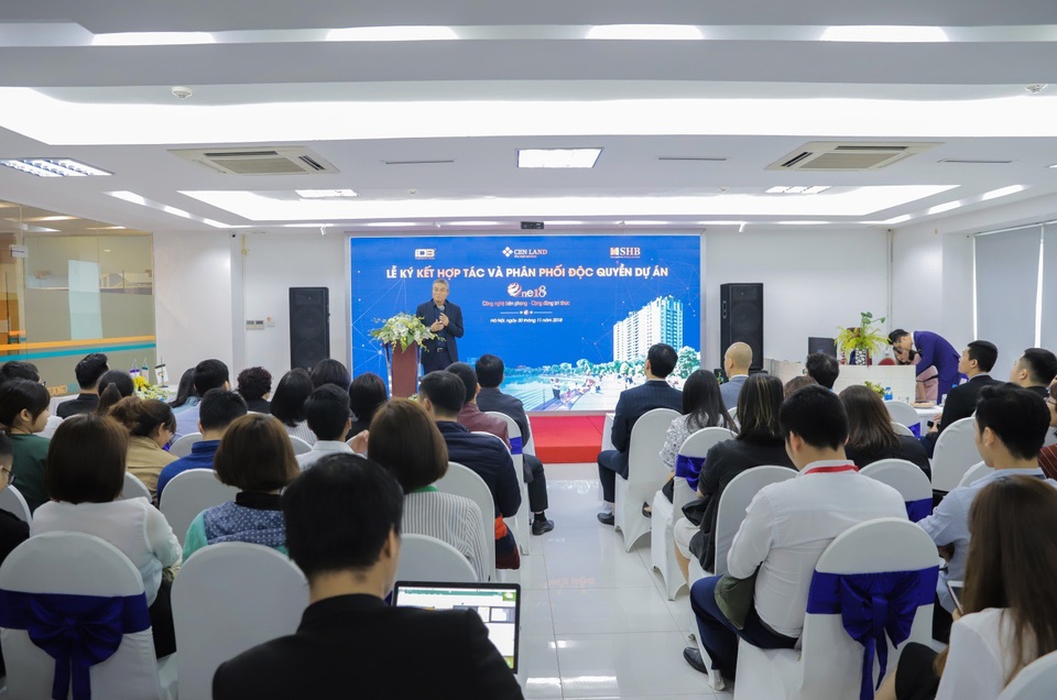 Riêng trong tháng 12/2018, trở thành chủ nhân căn hộ One 18, người mua còn có cơ hội bốc thăm trúng xe ô tô Vinfast, điện thoại iPhone XS và xe máy Piaggio Liberty.