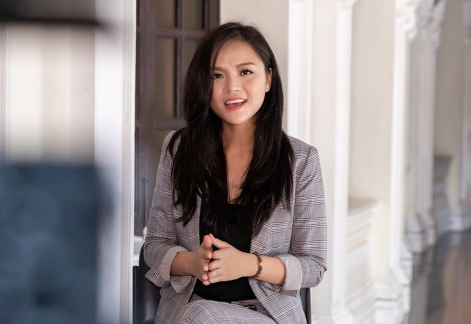 Thu Quỳnh: “Tôi tin Chí Nhân hoàn toàn là một ông bố tốt” - 3 Thu Quỳnh: Vì trẻ con đến ăn, đến cầm cái thìa thế nào chúng ta vẫn phải dạy dỗ. Nhận thức, ý thức của trẻ con là do người lớn định hình cho, hoàn toàn không phải do cá nhân tự làm được. Nếu từ nhỏ, chúng ta tạo cho con cảm giác vô cùng thoải mái với cuộc sống này, với số phận của nó, khiến nó chấp nhận và vui vẻ với việc hôm nay ở với bố, ngày mai ở với mẹ. Nó sẽ hạnh phúc khi thấy bố mẹ hạnh phúc.
