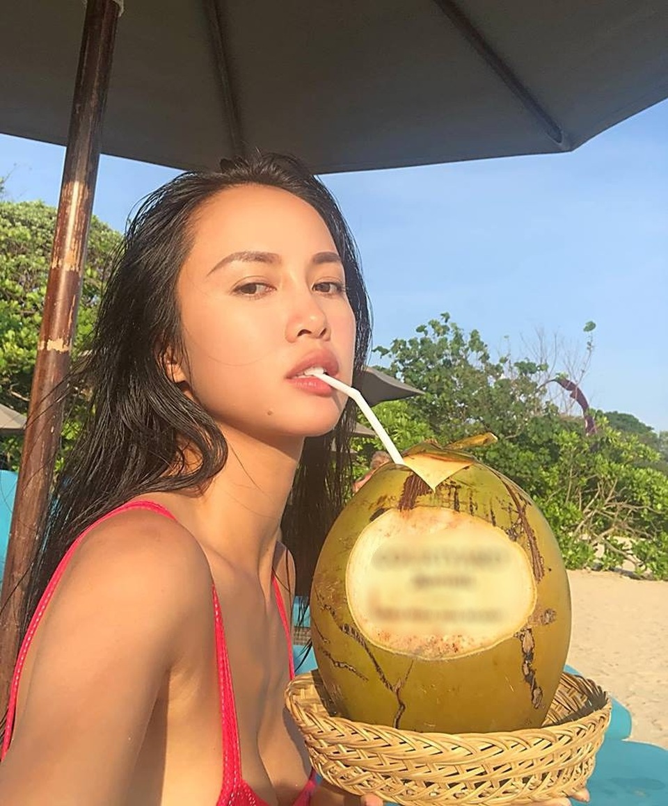 Vóc dáng ngày càng bốc lửa, Vũ Ngọc Anh triệt để "khoe da thịt" - 4 Cô phô vòm ngực đầy đặn.