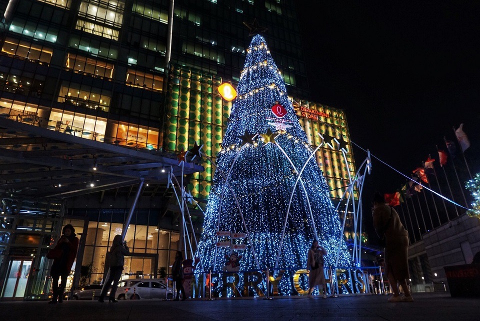 Mãn nhãn trước những cây thông Noel khổng lồ tại Hà Nội - 1 Cây thông Noel tại nằm trên đường Đào Tấn – Liễu Giai được dựng lên trước 20 ngày trước Giáng Sinh.