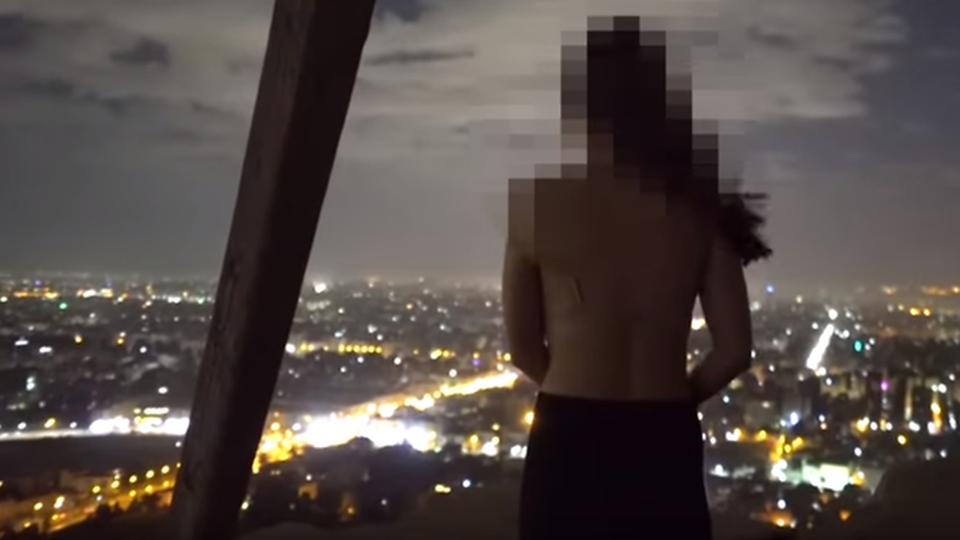 Bắt giữ hai người sau vụ du khách khỏa thân trên Đại kim tự tháp Ai Cập - 1 Nữ du khách khỏa thân trên đỉnh đại kim tự tháp Giza