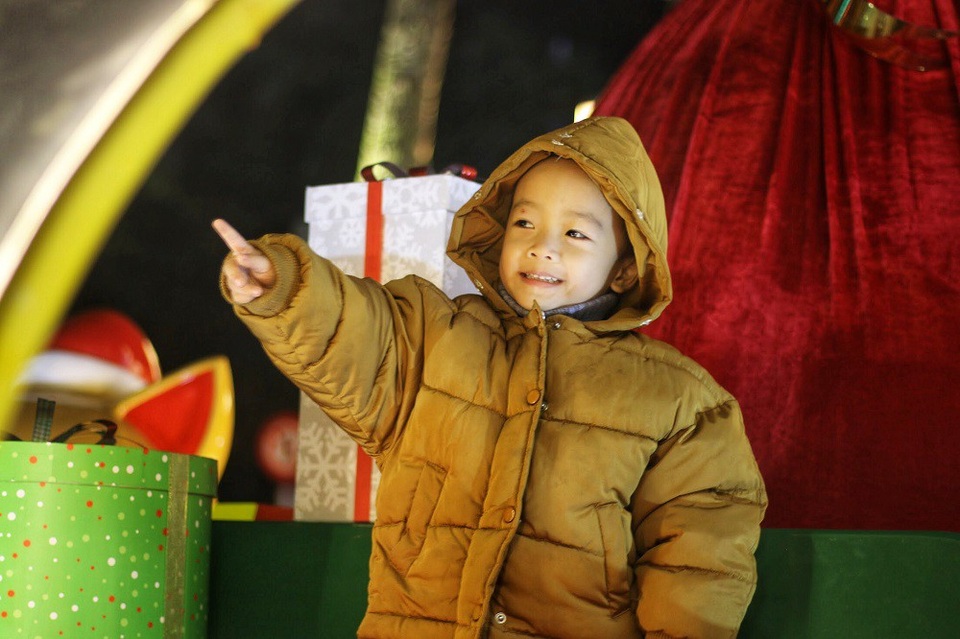 Mãn nhãn trước những cây thông Noel khổng lồ tại Hà Nội - 11 Các em nhỏ tỏ ra vô cùng thích thú trong không gian rực rỡ sắc màu của Giáng sinh.