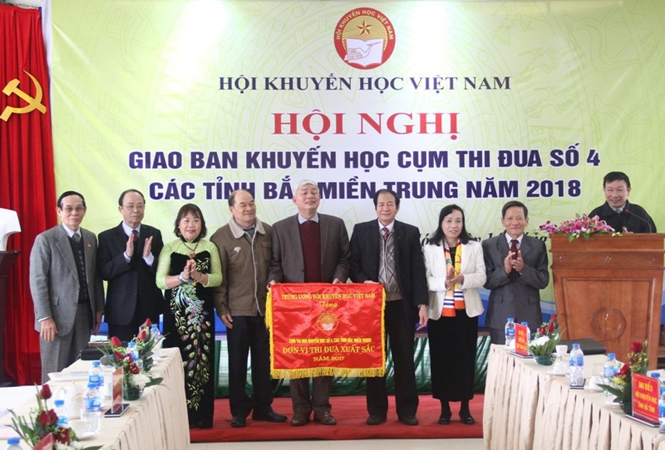 Gần 600 tỷ đồng quỹ khuyến học các tỉnh Bắc miền Trung - 3 
Ông Phạm Hoàng Be trao Cờ thi đua xuất sắc năm 2017 của Trung ương HKH Việt Nam cho Cụm thi đua số 4, các tỉnh Bắc miền Trung.