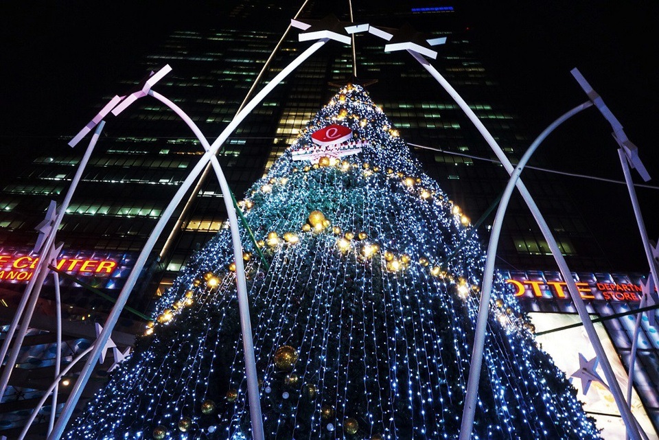 Mãn nhãn trước những cây thông Noel khổng lồ tại Hà Nội - 2 Đêm đến, hàng nghìn chiếc đèn led được bật lên khiến cây thông trông lung linh, nổi bật cả một góc phố.