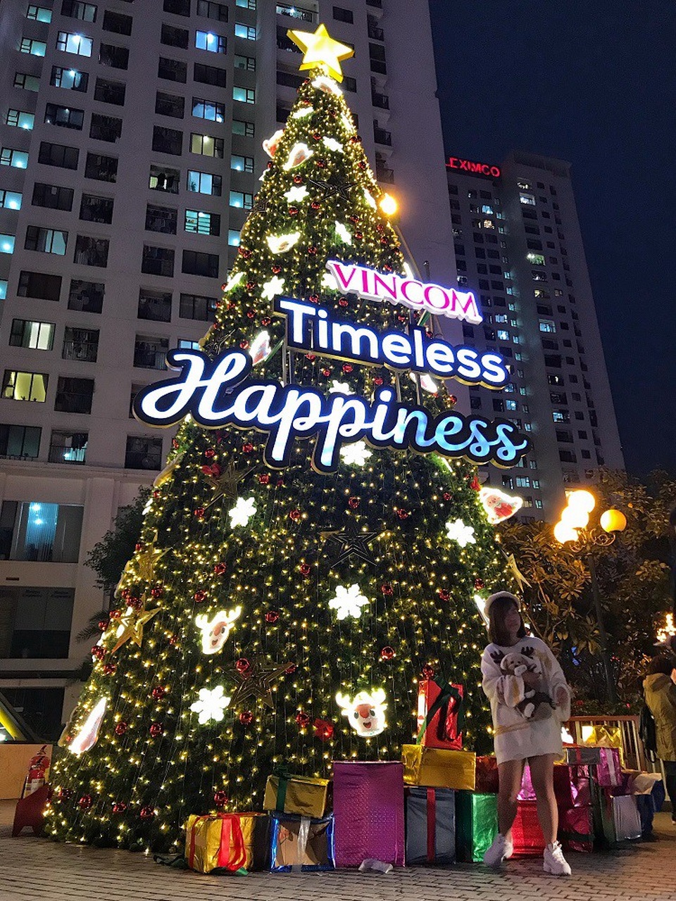 Mãn nhãn trước những cây thông Noel khổng lồ tại Hà Nội - 3 Những cây thông noel này thường được dựng ở các trung tâm thương mại lớn, nơi có nhiều người qua lại. Ở mỗi trung tâm lại có cách tạo hình, trang trí khác nhau.