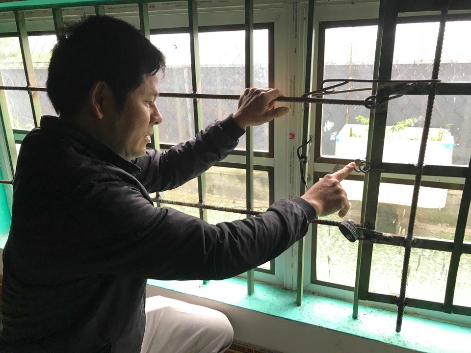 Đưa cả ô tô đột nhập siêu thị trộm tiền và hàng hóa - 2 Chiếc khóa trên cửa đã bị nhóm trộm cắt.