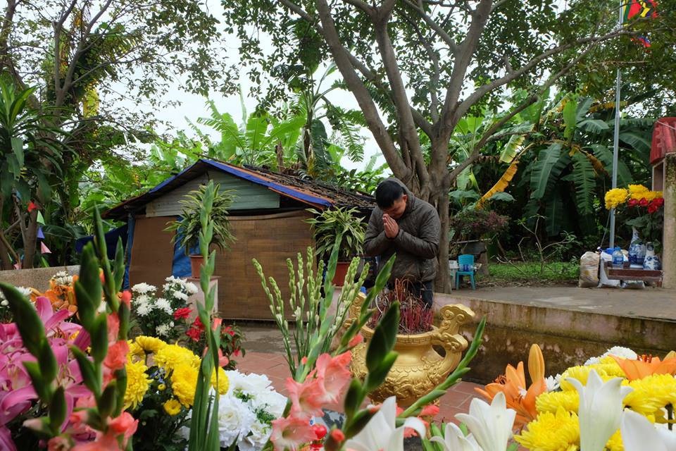 Chuyện đau lòng về nghĩa địa vô danh và miếu "Hai cô" ở bãi giữa sông Hồng - 4 Chuyện đau lòng về nghĩa địa vô danh và miếu "Hai cô" ở bãi giữa sông Hồng - 4