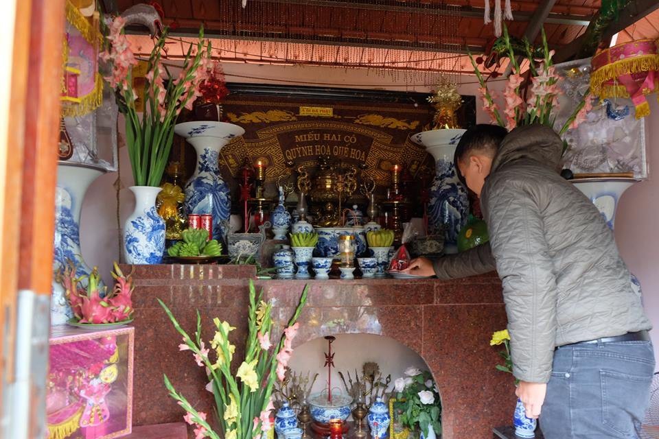 Chuyện đau lòng về nghĩa địa vô danh và miếu "Hai cô" ở bãi giữa sông Hồng - 2 Thương xót cho số phận bất hạnh của hai cô gái trẻ, người dân xóm nổi và những nhà hảo tâm đã quyên góp tiền lập nên miếu thờ.