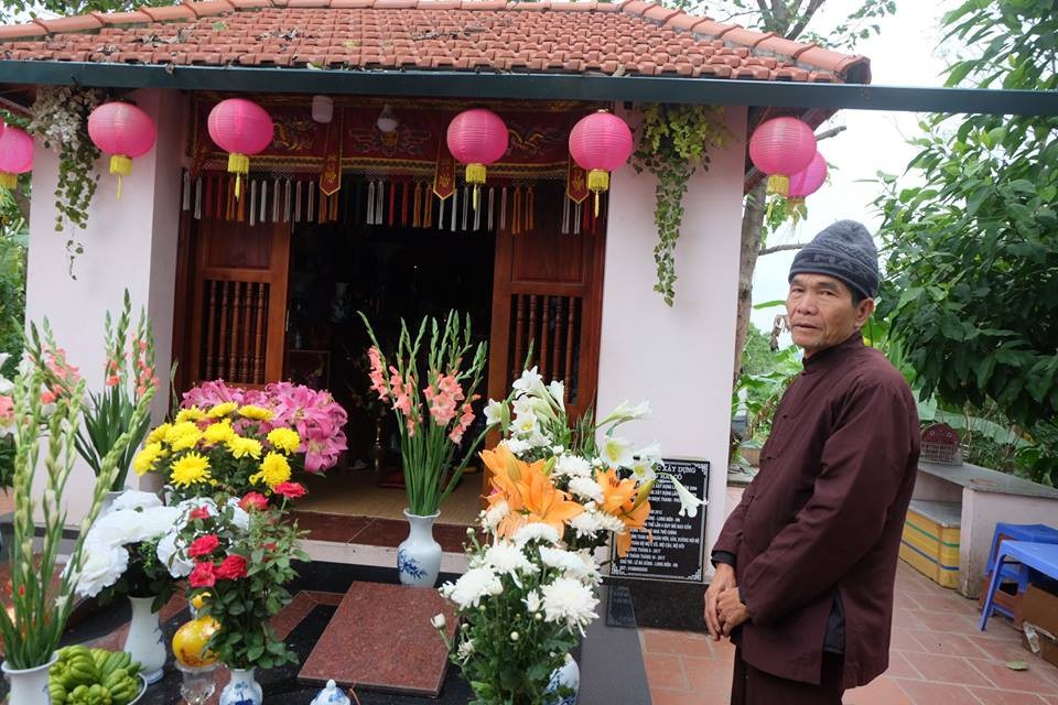 Chuyện đau lòng về nghĩa địa vô danh và miếu "Hai cô" ở bãi giữa sông Hồng - 3 Ông Cao Văn Hùng người trông coi, hương khói cho các nấm mộ vô danh dưới chân cầu Long Biên