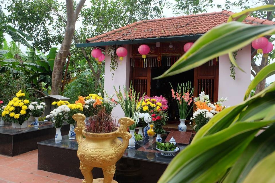 Chuyện đau lòng về nghĩa địa vô danh và miếu "Hai cô" ở bãi giữa sông Hồng - 1 Miếu Hai cô là nơi chôn cất hai cô gái trẻ xấu số, trôi dạt vào bãi giữa sông Hồng