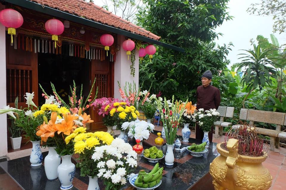 Chuyện đau lòng về nghĩa địa vô danh và miếu "Hai cô" ở bãi giữa sông Hồng - 7 Theo ông Hùng, dọc bờ sông Hồng mỗi năm có biết bao nhiêu số phận hẩm hiu trôi dạt vào nương náu. Trong số này, người may mắn thì có thân nhân đến nhận nhưng cũng không ít mảnh đời hàng chục năm nay vẫn lạnh lẽo, danh tính vẫn chưa được sáng tỏ.