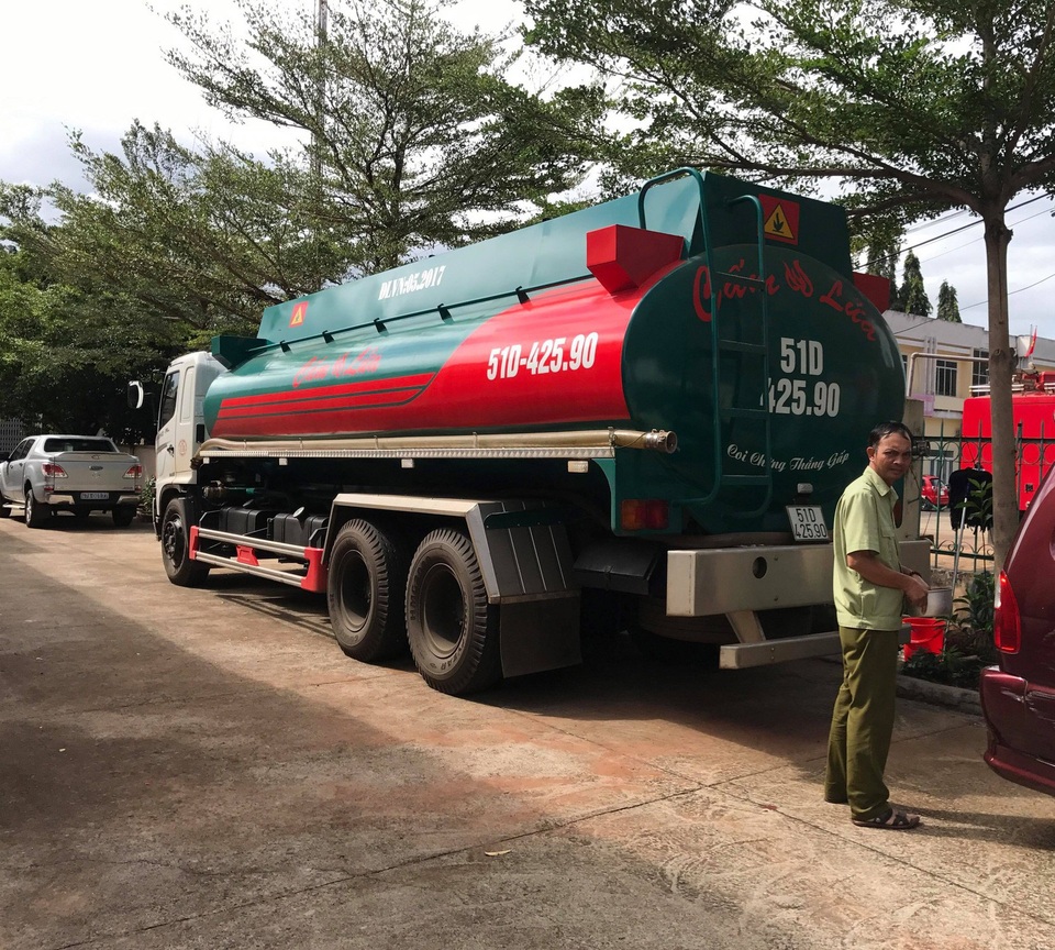 Tạm giữ chiếc xe bồn chở theo 20.000 lít xăng nghi là hàng lậu - 1 Chiếc xe bồn chở xăng không có giấy tờ chứng minh nguồn gốc bị tạm giữ