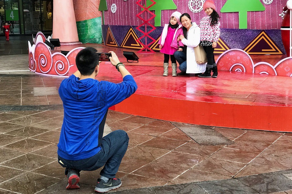Mãn nhãn trước những cây thông Noel khổng lồ tại Hà Nội - 6 Nhiều gia đình tranh thủ lúc vắng người đến chụp ảnh với cây thông lạ mắt.