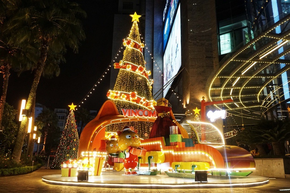 Mãn nhãn trước những cây thông Noel khổng lồ tại Hà Nội - 7 Vẻ đẹp rực rỡ của một cây thông Noel trên đường Nguyễn Chí Thanh