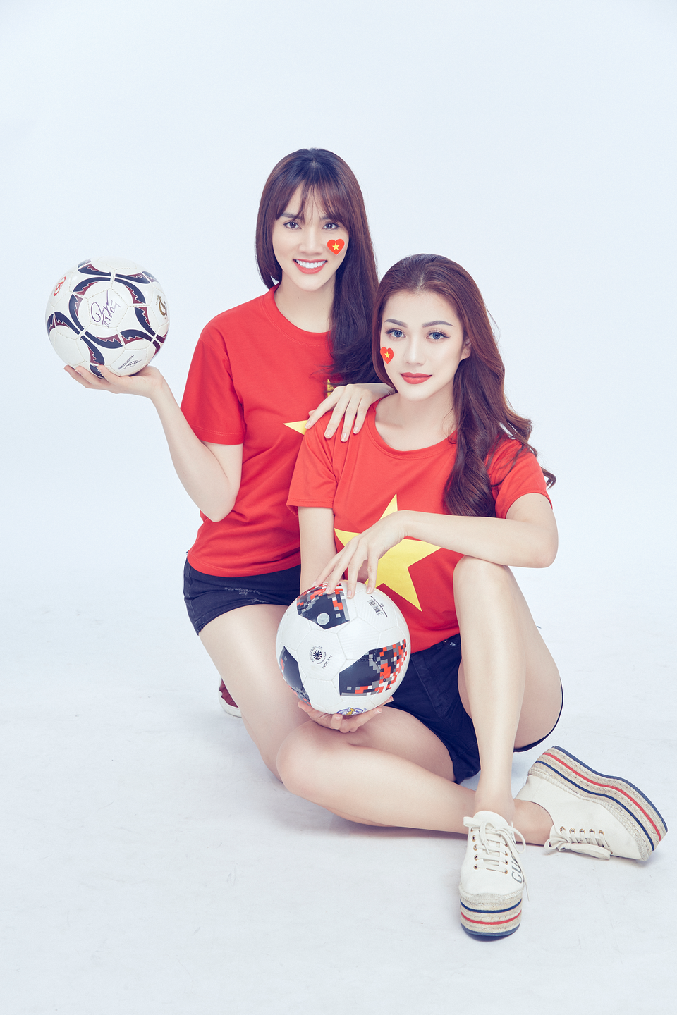 
Hai người đẹp Trang Nhung, Thái Nhiên Phương cũng cổ vũ đội tuyển hết mình
