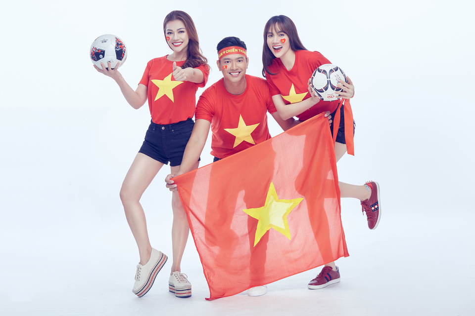 
Bộ ba dự kiến sẽ cùng bạn bè đi xem bóng đá thật đông vui để cổ vũ xôm tụ
