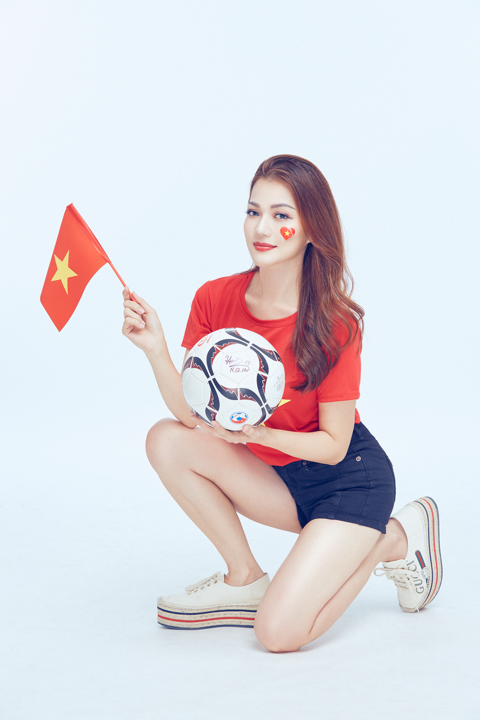 
Thái Nhiên Phương chúc ĐT Việt Nam tự tin chiến thắng
